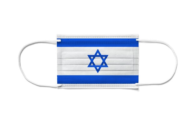 Bandeira de israel em uma máscara cirúrgica descartável. fundo branco isolado