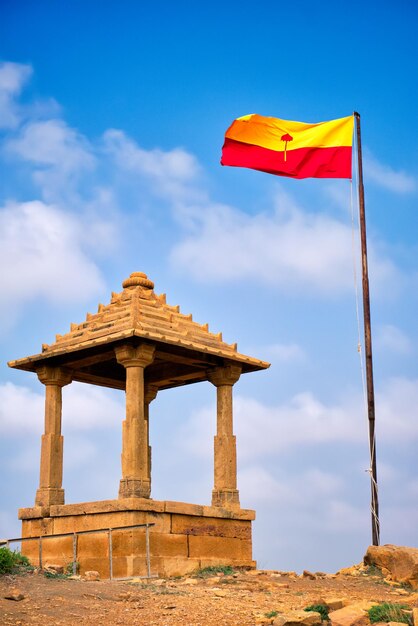 Foto bandeira de jaisalmer perto de bada bagh cenotaphs túmulo hindu mausoléu jaisalmer rajasthan índia