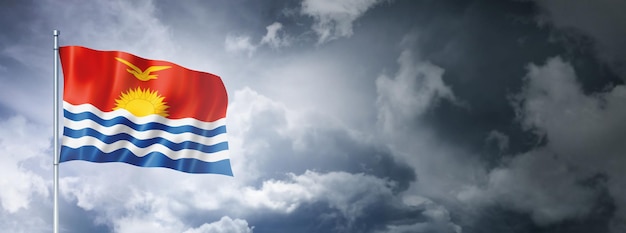 Bandeira de kiribati em um céu nublado