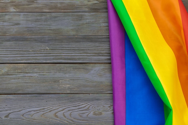 Bandeira de lgbt arco-íris na mesa de madeira, filmado em estúdio