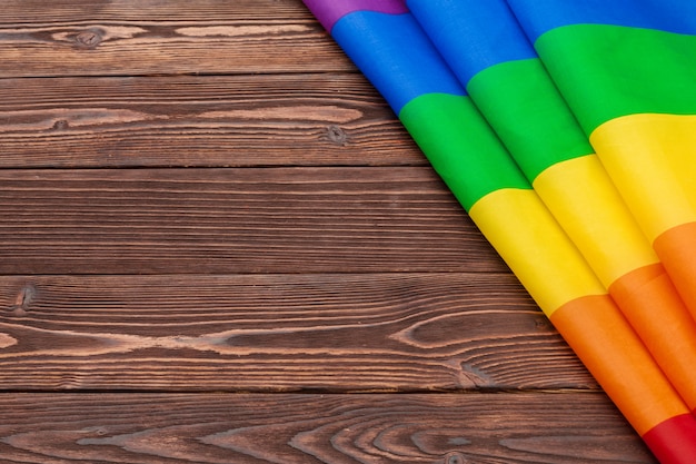 Bandeira de lgbt arco-íris no fundo da mesa de madeira