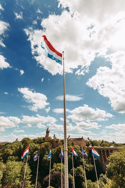 Bandeira de Luxemburgo acenando