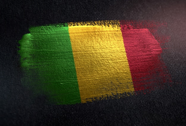 Bandeira de Mali feita de tinta de pincel metálico na parede escura de grunge