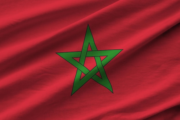 Bandeira de Marrocos com grandes dobras acenando sob a luz do estúdio dentro de casa Os símbolos e cores oficiais no banner