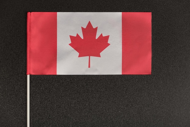 Bandeira de mesa do Canadá em fundo preto. Símbolo nacional do Canadá.