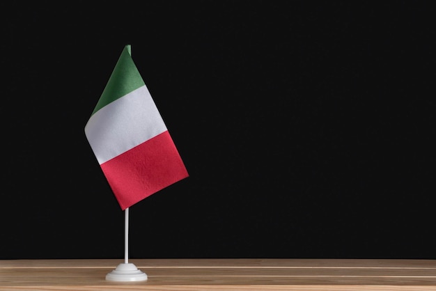 Bandeira de mesa nacional da Itália fundo preto Bandeira tricolor verde branco vermelho Copie o espaço