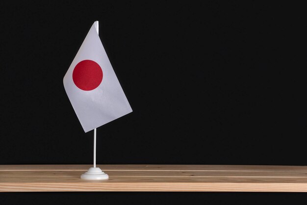 Bandeira de mesa nacional do Japão em fundo preto Espaço para texto