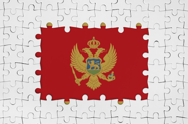Bandeira de Montenegro em quadro de peças de quebra-cabeça brancas com falta de parte central