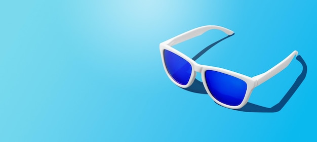Bandeira de óculos de sol azuis sobre fundo azul claro. Foto de estúdio de óculos de sol em fundo colorido