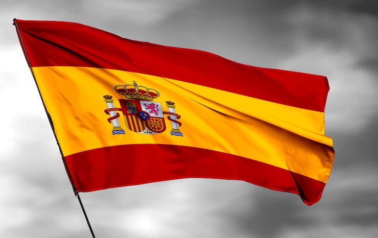 Foto bandeira de ondulação 3d da espanha e imagem de fundo de nuvem cinza