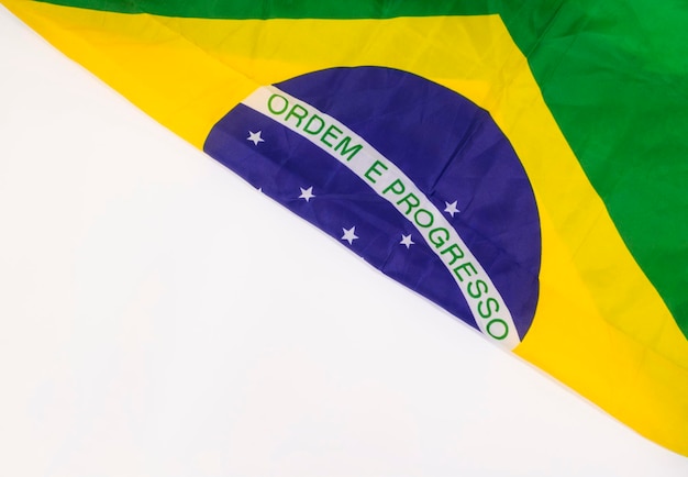 Bandeira de ondulação brasileira isolada no fundo branco Bandeira amarela e azul verde no branco