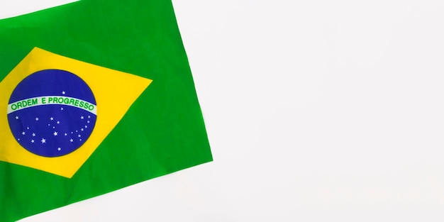 Bandeira de ondulação brasileira isolada no fundo branco Bandeira amarela e azul verde no branco