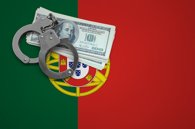 Bandeira de Portugal com algemas e um pacote de dólares. O conceito de infringir a lei e crimes de ladrões