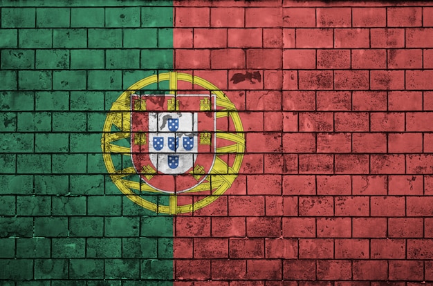 Bandeira de Portugal é pintada em uma parede de tijolos antigos