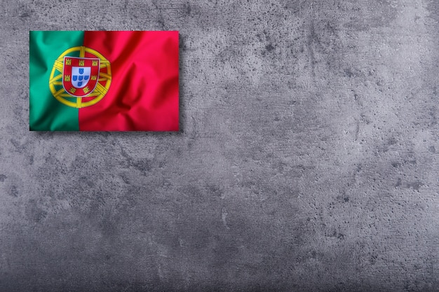 Bandeira de Portugal em fundo de concreto.