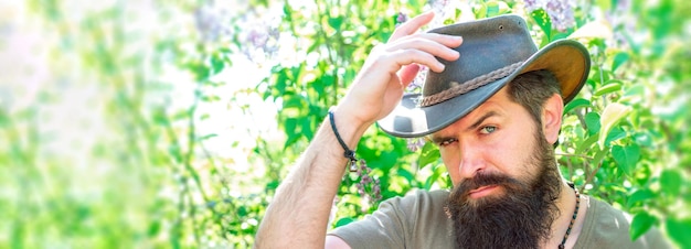 Bandeira de primavera do homem ao ar livre Retrato de homem de meia idade em terras agrícolas Retrato de homem bonito contra o fundo da primavera