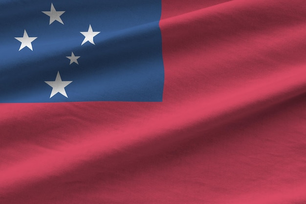 Bandeira de Samoa com grandes dobras acenando sob a luz do estúdio dentro dos símbolos oficiais e co