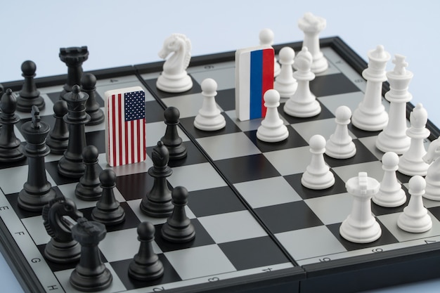 Bandeira de símbolos da Rússia e os Estados Unidos no tabuleiro de xadrez. O conceito de jogo político.