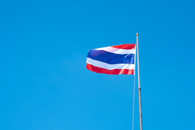 Bandeira de Tailândia balançando ao vento com o lindo céu azul.