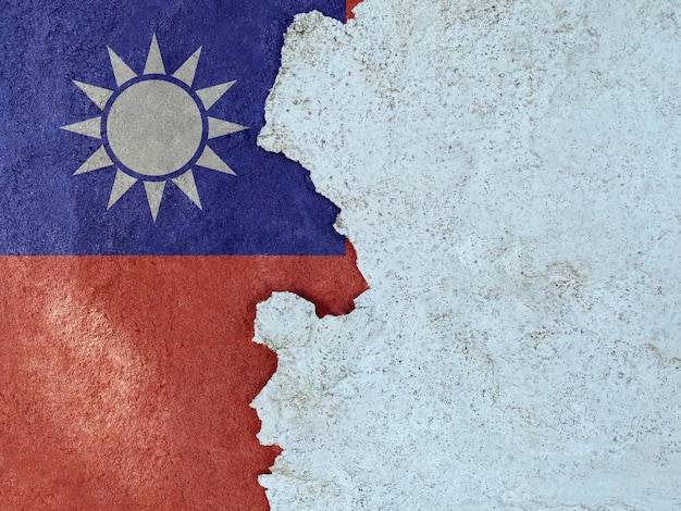 Bandeira de Taiwan em cimento rachado do antigo fundo de textura de parede danificada Bandeira de Taiwan com um longo grunge de rachadura de pedra em prédio industrial abandonado do lado de fora na rua da cidade Copiar espaço