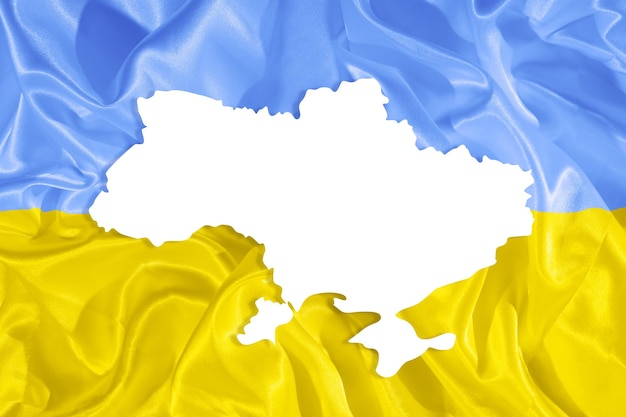 Bandeira de tecido amarelo e azul ucraniano e silhueta de mapa do país com espaço de cópia