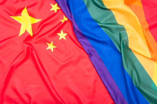 Bandeira de tecido natural da china e bandeira lgbt do arco-íris como textura ou plano de fundo, imagem conceitual sobre direitos humanos