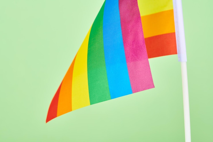 Foto bandeira do arco-íris do símbolo do movimento lgbt. close up bandeira da comunidade lgbt, lésbica gay bissexual transgênero e orgulho queer sobre fundo verde, cores do espectro da sexualidade humana e gênero