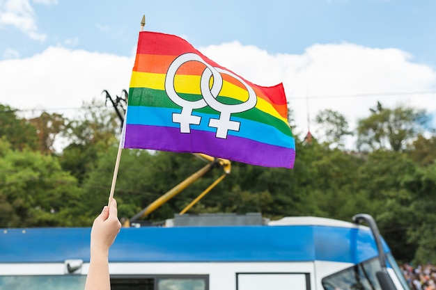 Bandeira do arco-íris na multidão no orgulho gay de praga.