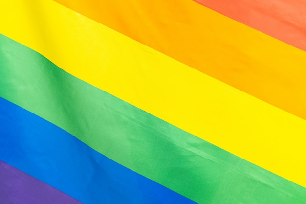 Foto bandeira do arco-íris, símbolo do mês do orgulho lgbt.