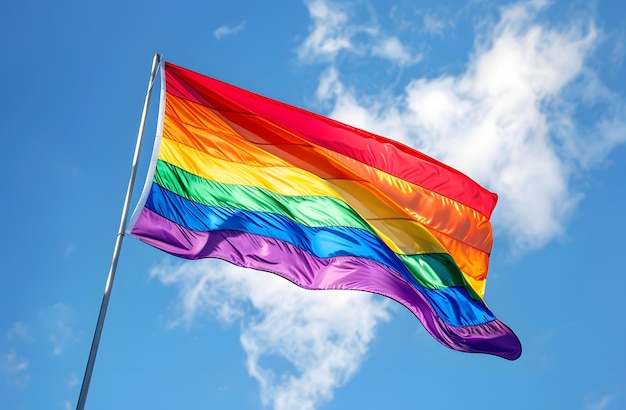 Bandeira do Arco-íris voando no céu Conceito do Mês do Orgulho Feliz