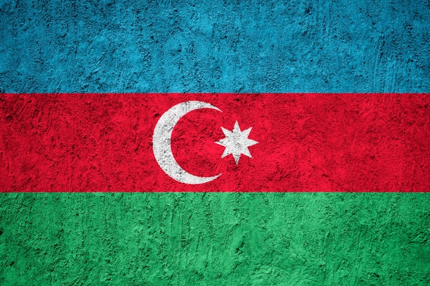 Bandeira do Azerbaijão pintada na parede rachada do grunge