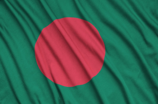 Bandeira do Bangladesh com muitas dobras.