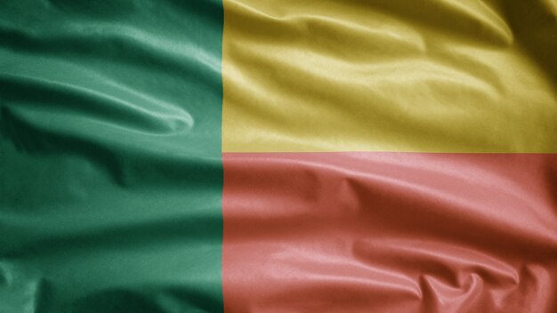 Bandeira do Benin balançando ao vento