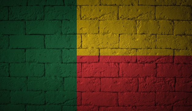 Bandeira do Benin em fundo de parede do grunge. Proporções originais