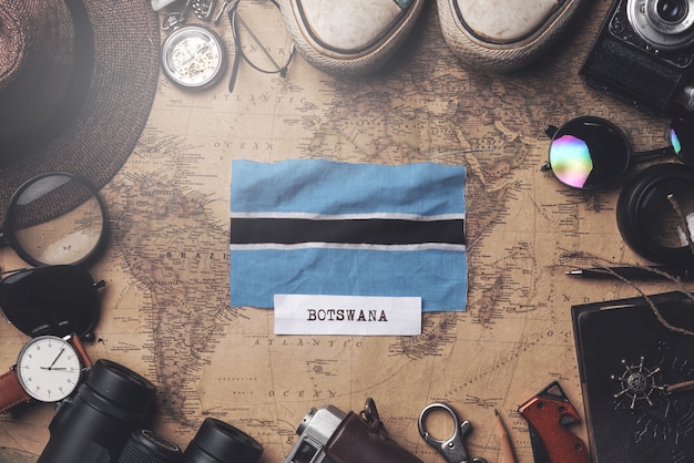 Bandeira do botswana entre acessórios do viajante no antigo mapa vintage. tiro aéreo