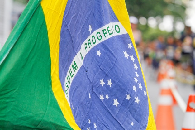 Bandeira do brasil ao ar livre em um dia ensolarado no rio de janeiro