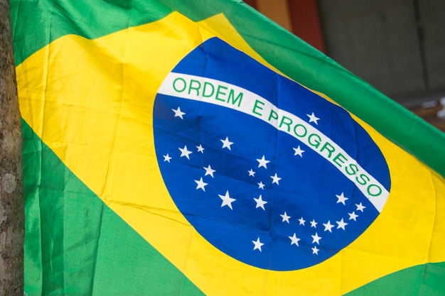 Foto bandeira do brasil ao ar livre no rio de janeiro brasil.