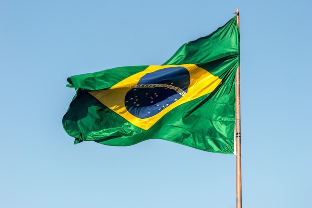 Bandeira do Brasil ao ar livre no Rio de Janeiro, Brasil.