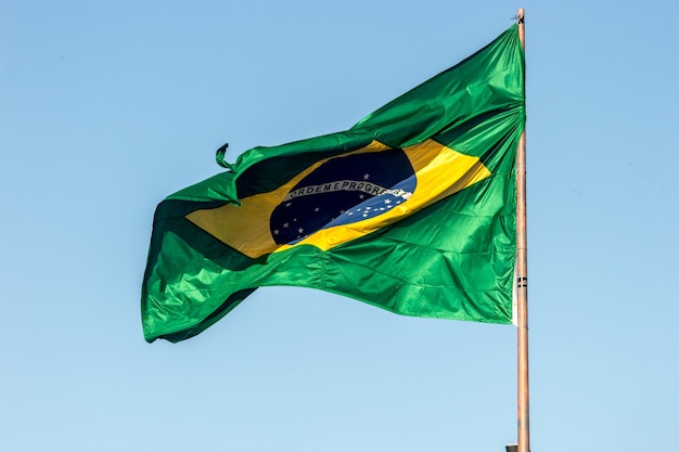 Bandeira do brasil ao ar livre no rio de janeiro, brasil.