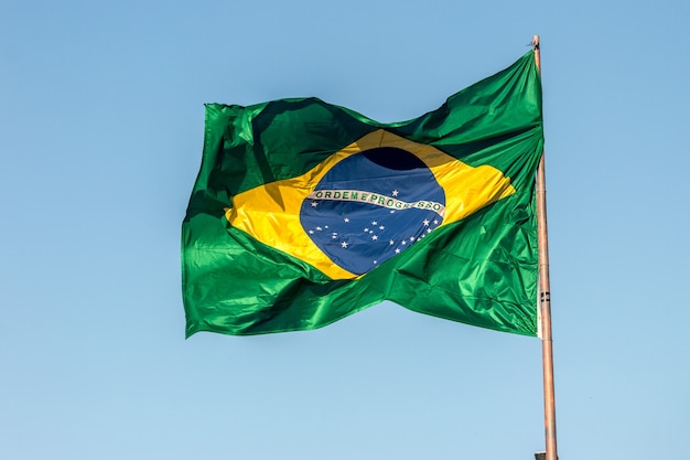 Bandeira do Brasil ao ar livre no Rio de Janeiro, Brasil.