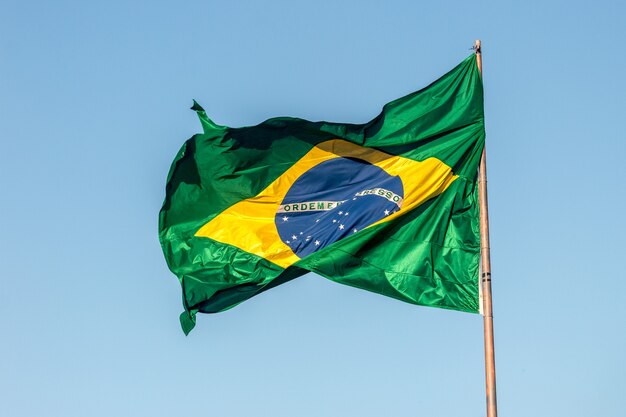 Bandeira do Brasil ao ar livre no Rio de Janeiro, Brasil.