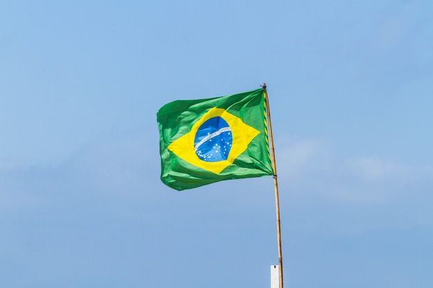 Foto bandeira do brasil ao ar livre no rio de janeiro, brasil.