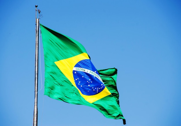 Bandeira do Brasil balançando ao vento