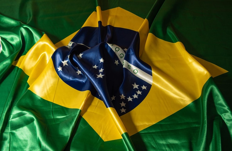 Foto bandeira do brasil bela bandeira do brasil organizada com dobras em uma mesa com foco seletivo de foto chave baixa