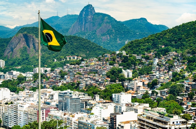 Foto bandeira do brasil com o rio de janeiro ao fundo