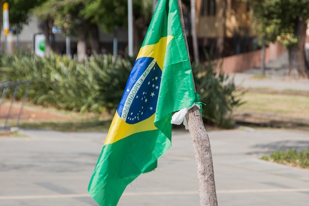 Foto bandeira do brasil de cabeça para baixo ao ar livre no rio de janeiro, brasil.