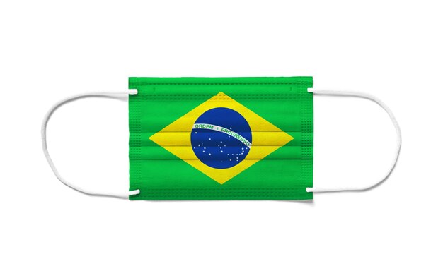 Foto bandeira do brasil em máscara cirúrgica descartável. fundo branco isolado