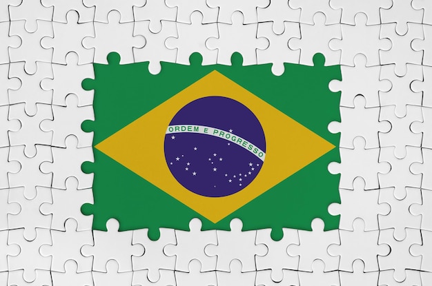 Bandeira do Brasil em quadro de peças de quebra-cabeça brancas com falta de parte central