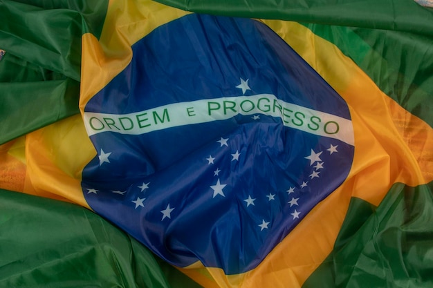 Bandeira do Brasil em uma onda como o vento e preenchendo o quadro