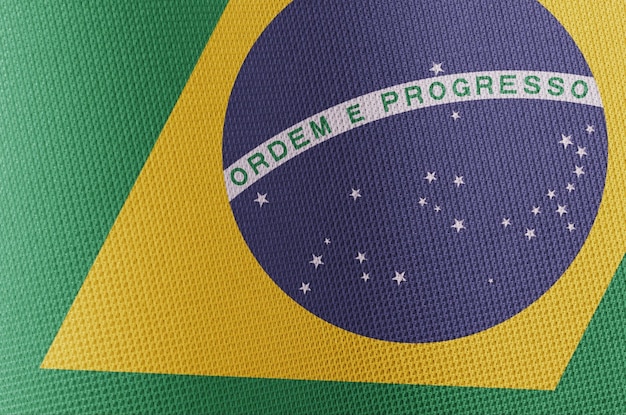 Bandeira do Brasil em verde amarelo e azul close-up destacando o orgulho dos brasileiros em tecido vívido